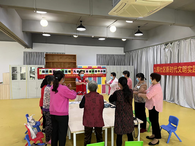 社工带领组员玩“开火车”游戏_副本.png