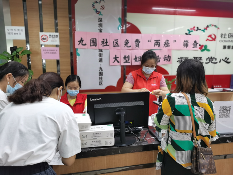 志愿者发放采样试管给居民参加两癌筛查_副本.png