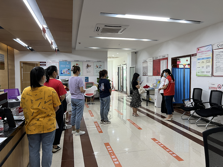 居民有序排队等候检查_副本.png