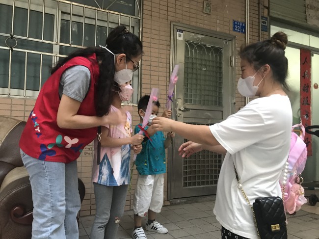 社工在核酸点位引导亲子家庭弘扬孝德2_副本.jpg