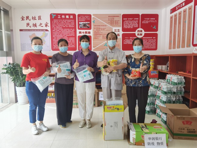 社工给义工派发防疫物资 (2)_副本.jpg