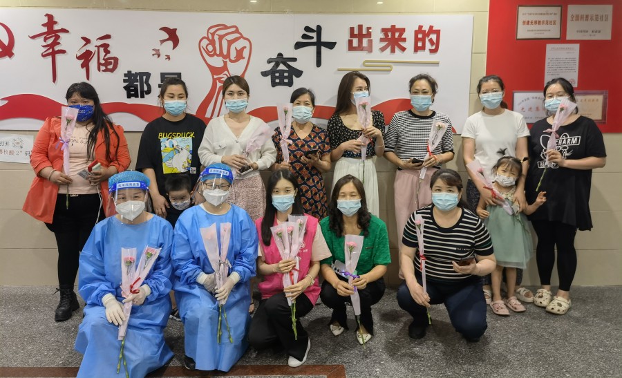 宝民社区妇联“最美母亲 弘扬孝德”康乃馨派送活动