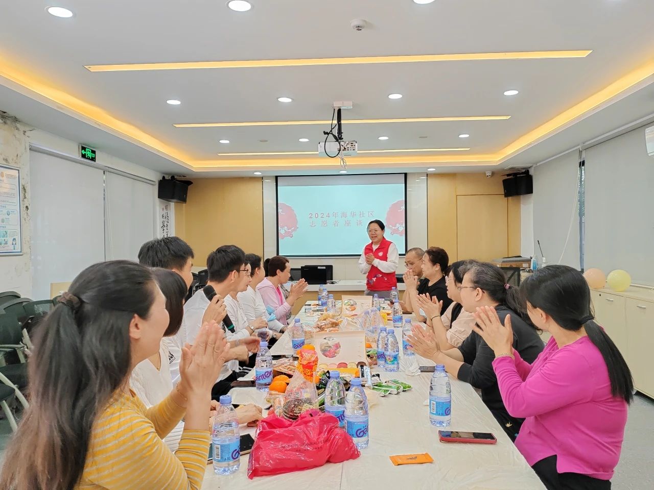 “欢聚海华,共庆佳节”——志愿者座谈会